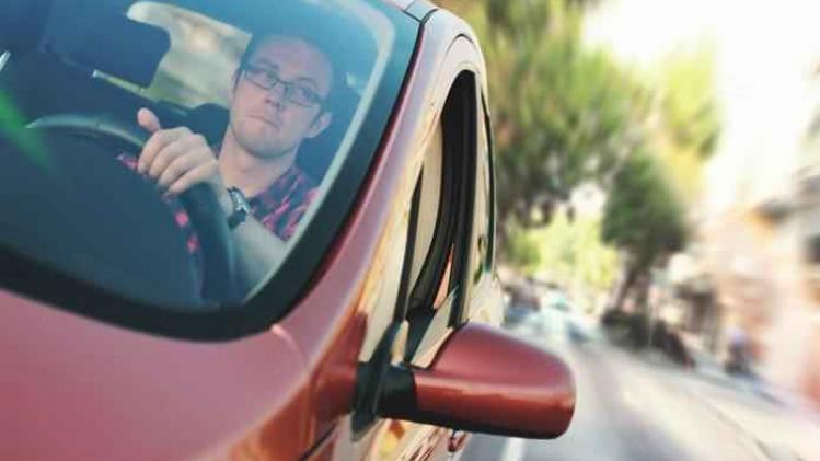 Man krijgt boete omdat hij te luid zingt in de wagen